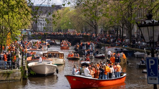 : Orange, die Farbe des niederländischen Königshauses, dominiert die Straßen und Kanäle am Koningsdag, dem niederländischen Nationalfeiertag