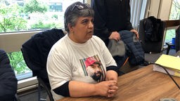 Die Mutter des getöteten Rockers trägt ein Tshirt mit einem Foto ihres Sohns.